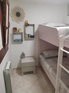 Dormitorio pequeño con litera y espejo en KOMI HOUSE, en Sottomarina