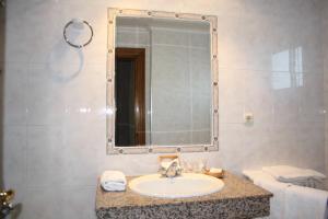 A bathroom at Hotel Cuatro Calzadas