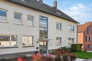 eine Außenansicht eines Hauses mit Fenstern in der Unterkunft City Chalet - 73m2-Boxspringbett-neu renoviert-Küche-sehr ruhig in Bochum