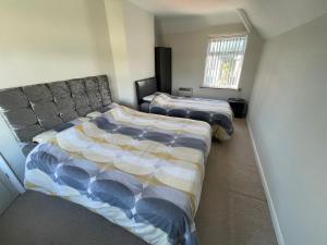 Кровать или кровати в номере Leavesley holiday home