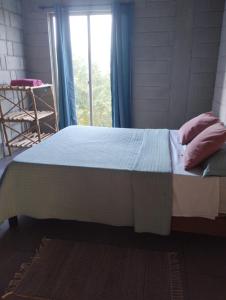 Tempat tidur dalam kamar di Kitesurf Hostal Ocean House-Santa Verónica