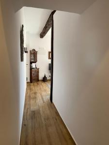 korytarz z białymi ścianami i drewnianą podłogą w obiekcie PLENO CENTRO COMILLLAS-3 Hab, 2 Baños w mieście Comillas