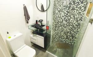 a bathroom with a shower and a toilet at Santos Gonzaga - Vista mar & localização perfeita in Santos
