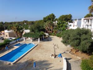 Uitzicht op het zwembad bij Apartamentos Los Pinares Benet of in de buurt