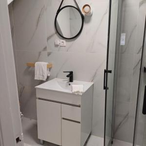 A bathroom at Regresso as Origens