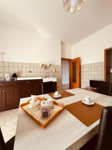 a kitchen and a dining room with a table at Lenny House alloggio privato in Noci