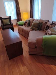 sala de estar con sofá y mesa de centro en Marina View - Cahersiveen, en Cahersiveen