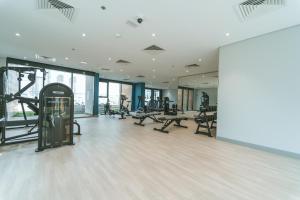 Fitness centrum a/nebo fitness zařízení v ubytování Wonderful Studio with Balcony & City Views