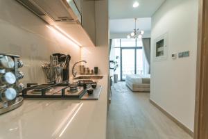 Kuchyň nebo kuchyňský kout v ubytování Wonderful Studio with Balcony & City Views