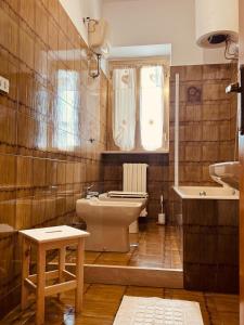 a bathroom with a toilet and a sink at Lenny House alloggio privato in Noci