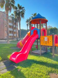 parco giochi con scivolo di Ville et Mer - Porto Recanati a Porto Recanati