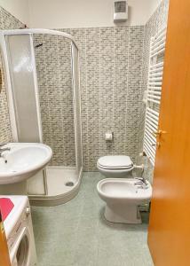 波爾托雷卡納蒂的住宿－Ville et Mer - Porto Recanati，浴室设有2个卫生间、水槽和淋浴。