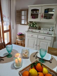 een keuken met een tafel met sinaasappels en kaarsen bij B&B Lloc D'Or in Alghero