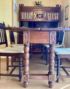 科倫加的住宿－Apt Entre Mar y Montaña，一张木桌和椅子