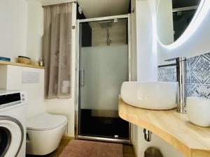 a bathroom with a sink and a toilet at Appartement rénové dans résidence de vacances proche océan Les Sables in Les Sables-dʼOlonne +6 photos