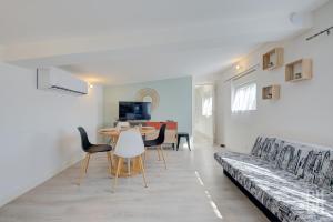 uma sala de estar com uma mesa e cadeiras e um sofá em HALTE 3 / GUÈS DE VEIGNE em Veigné