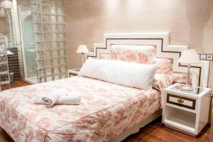 A bed or beds in a room at El Conde de la Mezquita ComoTuCasa