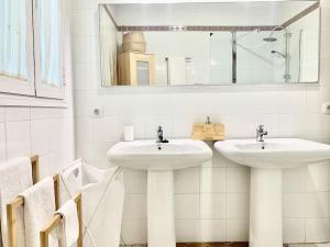 Baño con 2 lavabos y espejo en Cozy Comfy, en Sevilla
