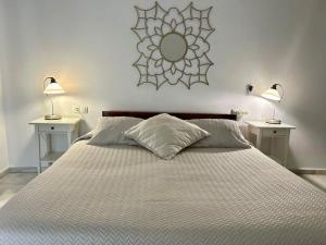 1 dormitorio con 1 cama con 2 lámparas en 2 mesas en Cozy Comfy, en Sevilla