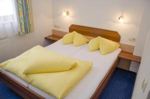 A bed or beds in a room at Pezza Lischa