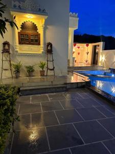 Villa con piscina por la noche en The heavens villa, en Udaipur