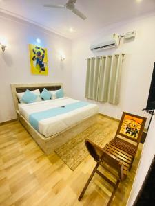 1 dormitorio con 1 cama extragrande y 1 silla en The heavens villa, en Udaipur