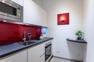 Cucina o angolo cottura di 1BR Oasis with Easy City Access by HM