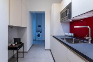 Cucina o angolo cottura di 1BR Oasis with Easy City Access by HM