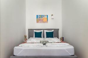 una camera da letto con un letto con cuscini blu di 1BR Oasis with Easy City Access by HM a Vienna