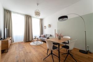 ein Wohnzimmer mit einem Tisch und einem Sofa in der Unterkunft HM • 1BR Oasis with Easy City Access in Wien
