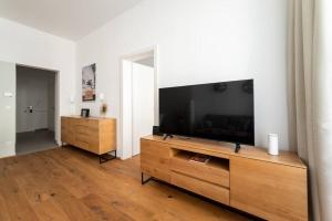 ein Wohnzimmer mit einem großen Flachbild-TV in der Unterkunft HM • 1BR Oasis with Easy City Access in Wien