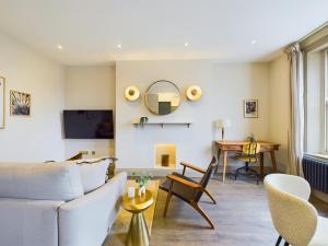 ein Wohnzimmer mit einem Sofa und einem Tisch in der Unterkunft Be London - The St John's Wood Residences in London