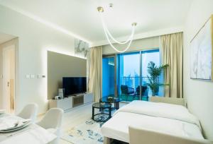 Habitación blanca con 2 camas y TV en WORLD CLASS 2BR with Downtown View en Dubái
