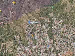 um mapa de uma cidade com pontos azuis e amarelos em Villa la Parreta Ref025 em Las Villas