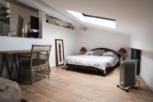 a bedroom with a bed and a desk and a chair at Terrasse tropezienne in La Ciotat