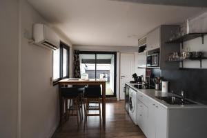 a kitchen with a table and some chairs in it at Terrasse tropezienne in La Ciotat