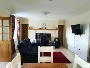 A seating area at Mountain View - Cosy Country Cottage