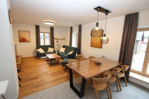 a living room with a table and chairs at Helly - Kvilda - apartmány in Kvilda