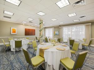 プランテーションにあるHoliday Inn Express Hotel & Suites Ft. Lauderdale-Plantation, an IHG Hotelの白いテーブルと椅子が備わる会議室