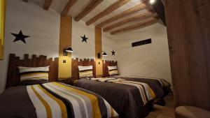 two beds in a room with stars on the wall at Gite Le Cozy in Val-au-Perche
