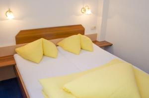 A bed or beds in a room at Pezza Lischa