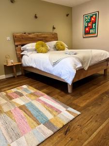 Postel nebo postele na pokoji v ubytování The Kings Head Inn, Norwich - AA 5-Star rated