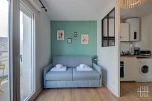 - un salon avec un canapé bleu dans l'établissement Petit Sentier / Hôpital Trousseau, à Joué-lès-Tours