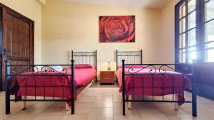 1 dormitorio con 2 camas y un cuadro en la pared en Due incantevoli stanze al mare, Sud Sardegna, en Flumini di Quartu