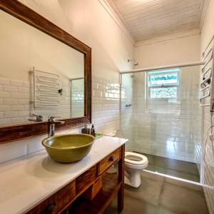 a bathroom with a bowl sink and a toilet at Sitio Ahimsa Cunha SP - Casa Familia na Montanha - Refúgio na natureza com rio, trilhas e passeios a cavalo - Vizinhos do parque estadual da serra do mar - Acesso pela estrada que conecta Parati-RJ e Cunha-SP in Cunha +46 photos