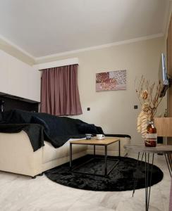 2024 superior modern studio! في ميتيليني: غرفة معيشة مع أريكة وطاولة