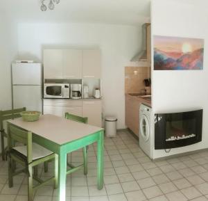 uma cozinha com uma mesa, uma mesa e um fogão em Le Dignois em Digne-Les-Bains