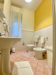 La salle de bains est pourvue d'un lavabo et de toilettes. dans l'établissement Castelnuovo Rooms, à Palerme