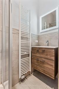 y baño con lavabo y espejo. en Sleek and Sophisticated in Prime Location ID18, en Luxemburgo
