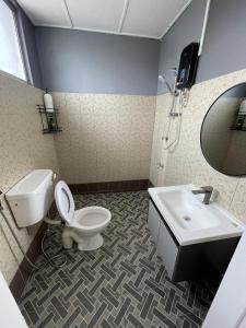 łazienka z toaletą i umywalką w obiekcie Peach Villa @ Putatan w mieście Kota Kinabalu